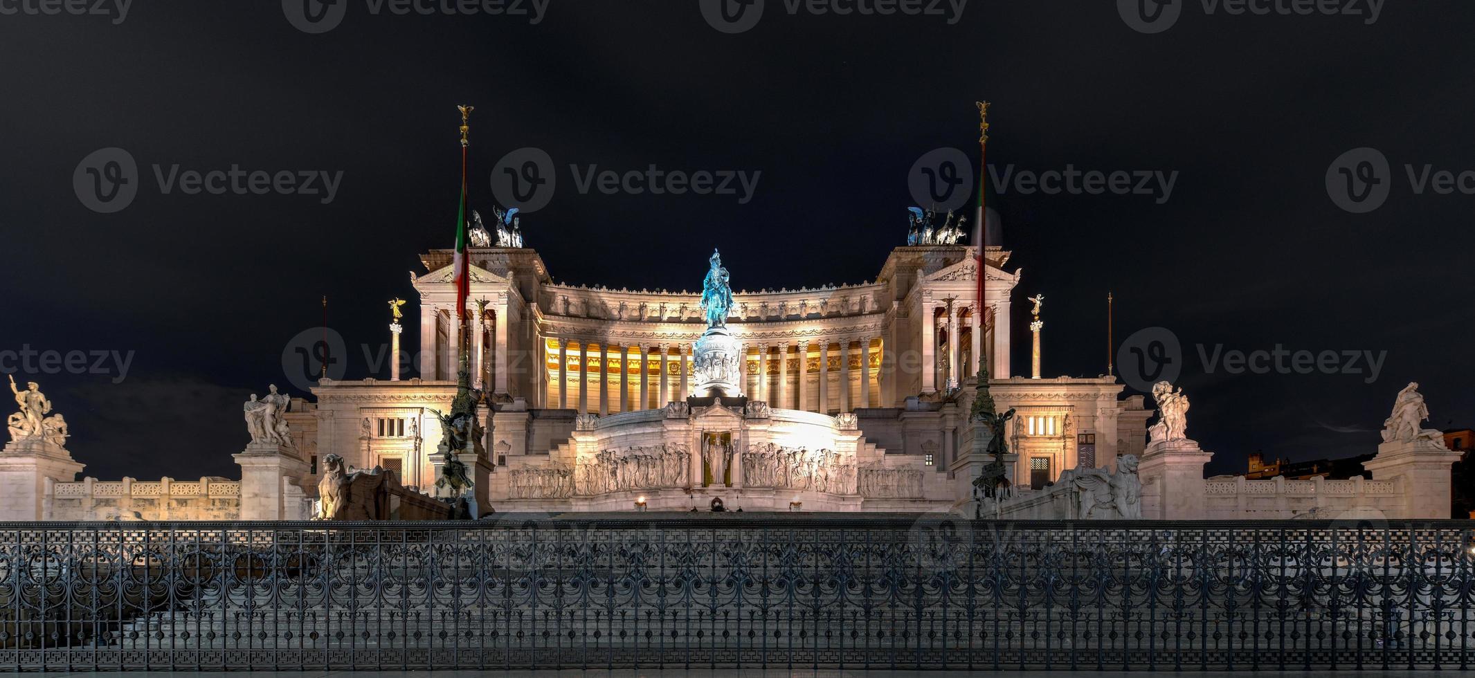 el monumento a victor emmanuel ii. altar de la patria. piazza venezia en roma, italia por la noche. foto