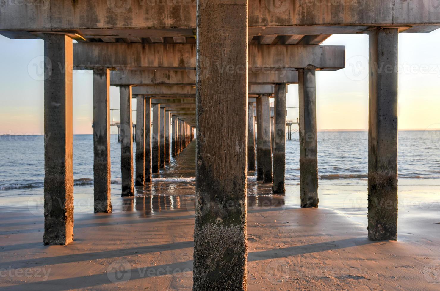 playa de coney island al atardecer foto