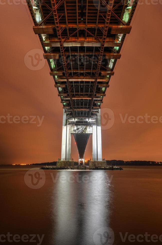 verrazano estrecha puente de noche foto