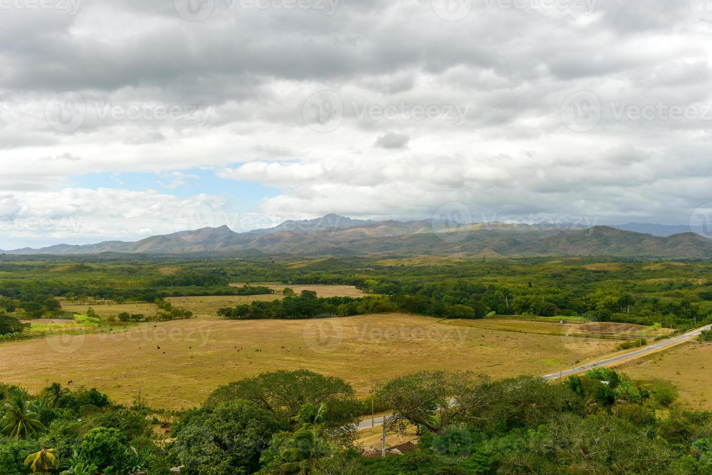 panorama de manaca iznaga en el valle de los ingenios, trinidad, cuba foto