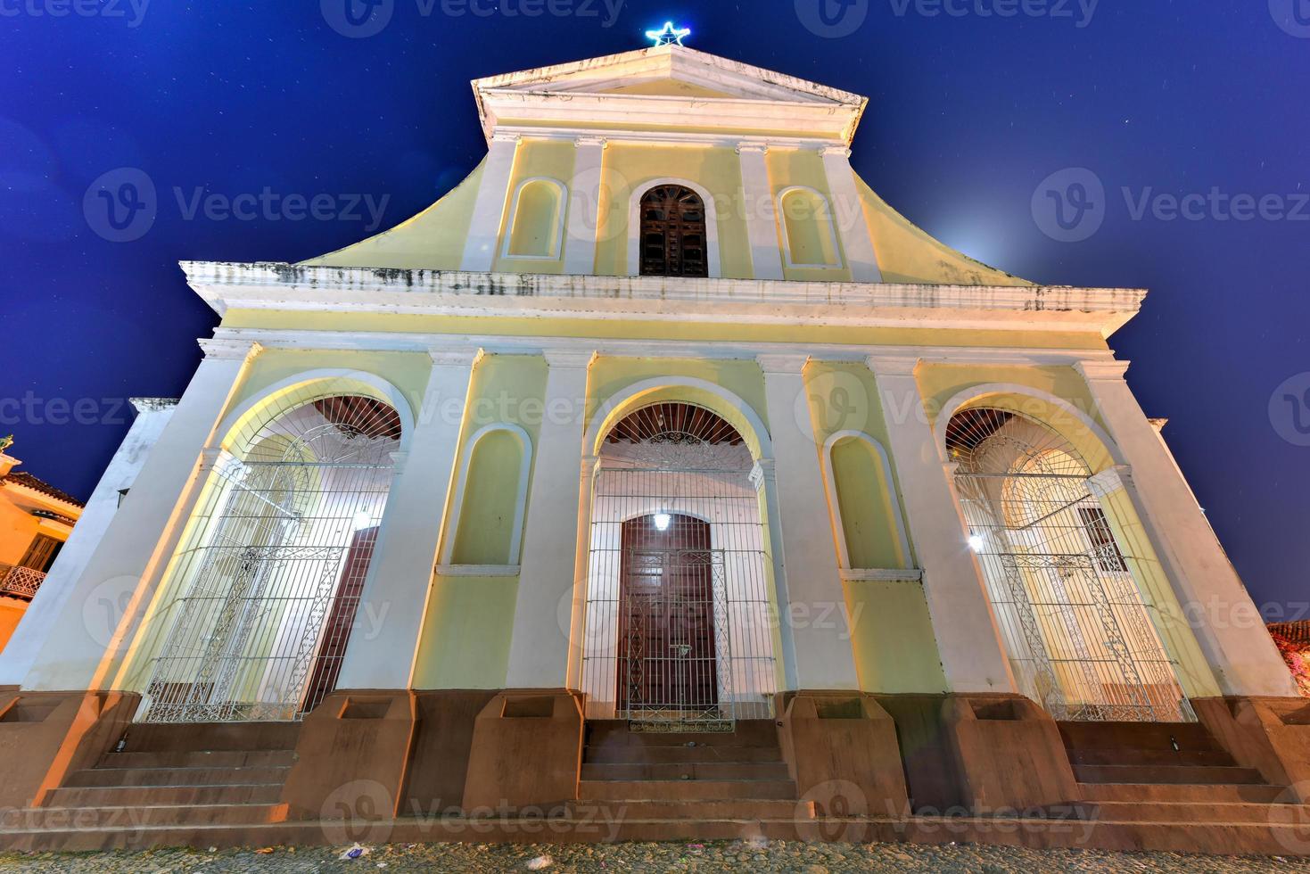 iglesia de la santísima trinidad en trinidad, cuba. la iglesia tiene una fachada neoclásica y es visitada por miles de turistas cada año. foto