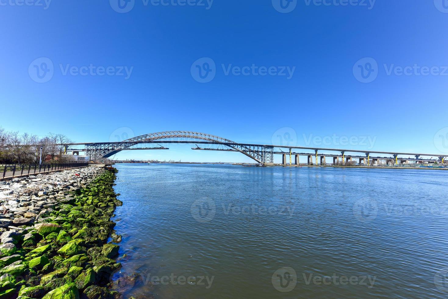 el puente de bayona desde staten island, nueva york. el puente de bayonne es el quinto puente de arco de acero más largo del mundo, se extiende sobre kill van kull y conecta bayonne, nj con staten island, ny. foto