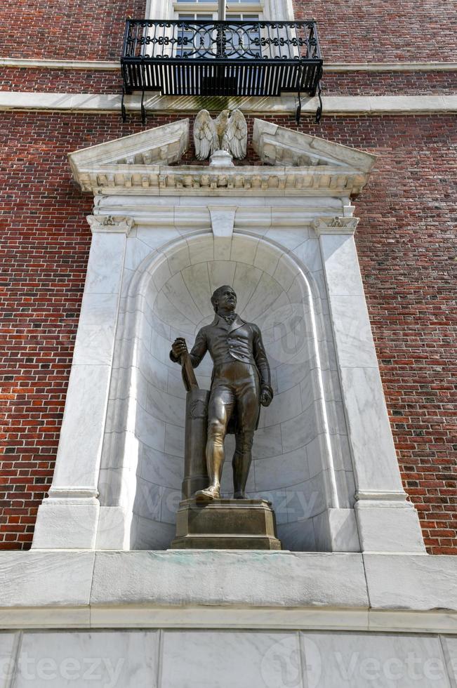 estatua de alexander hamilton en la entrada al museo de la ciudad de nueva york. foto