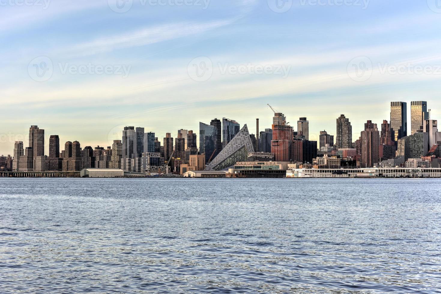 horizonte de la ciudad de nueva york visto desde weehawken, nueva jersey. foto