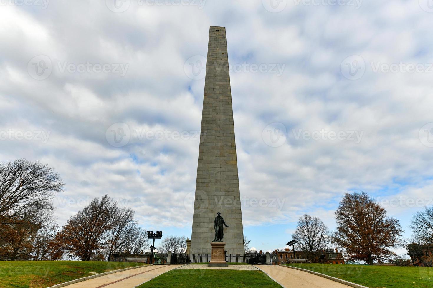 el monumento bunker hill fue erigido para conmemorar la batalla de bunker hill, que fue una de las primeras batallas importantes entre las fuerzas británicas y patriotas en la guerra revolucionaria americana. foto