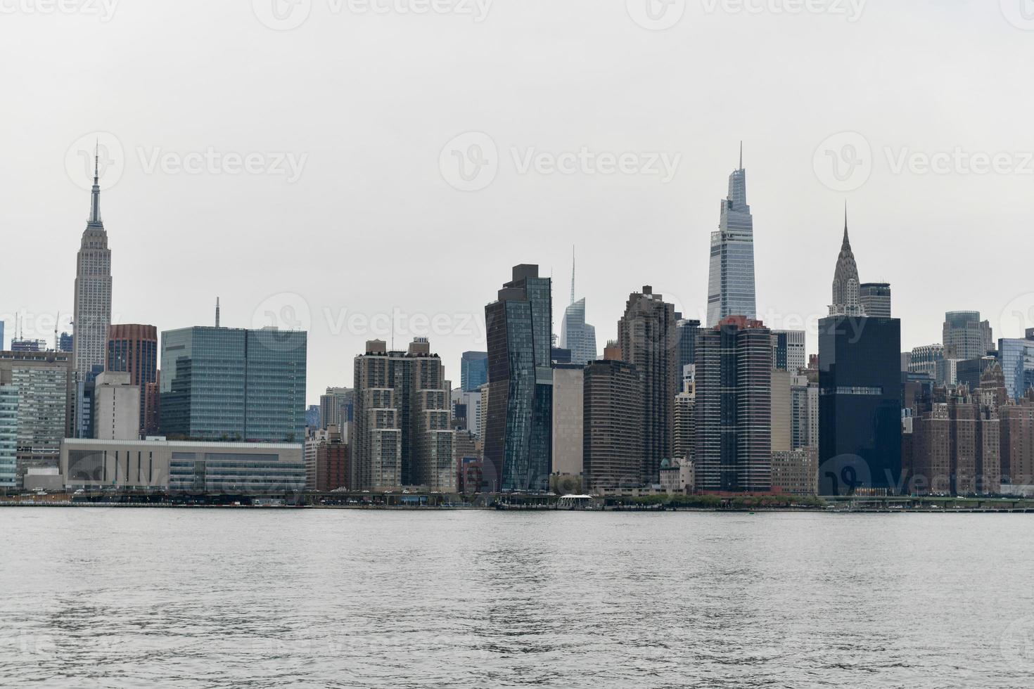 el horizonte de la ciudad de nueva york desde el parque de transmisores en greenpoint, brooklyn. foto