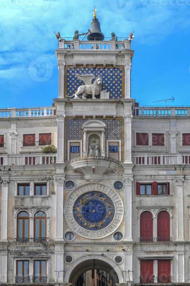 plaza de san marcos en venecia italia. es la principal plaza pública de venecia, italia, donde generalmente se la conoce como la piazza. foto