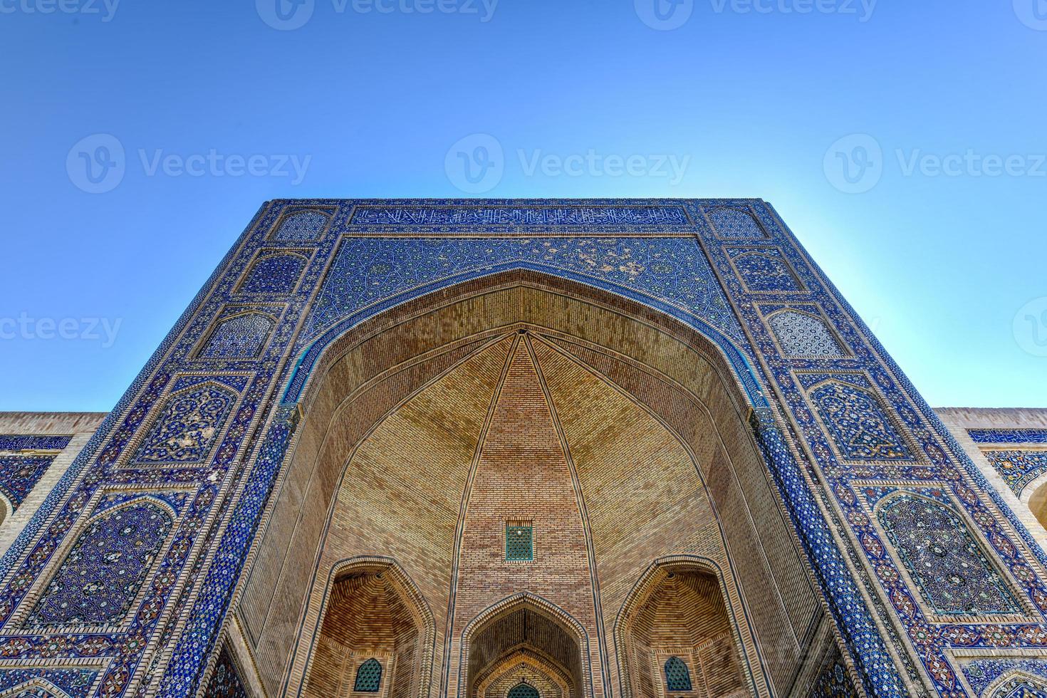 mezquita kalyan y gran minarete del kalon en bukhara, uzbekistán. foto
