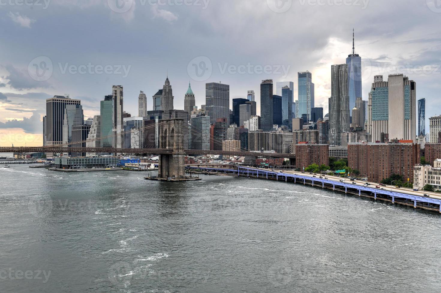 vista panorámica del río este y el puente de brooklyn entre brooklyn y manhattan en la ciudad de nueva york. foto