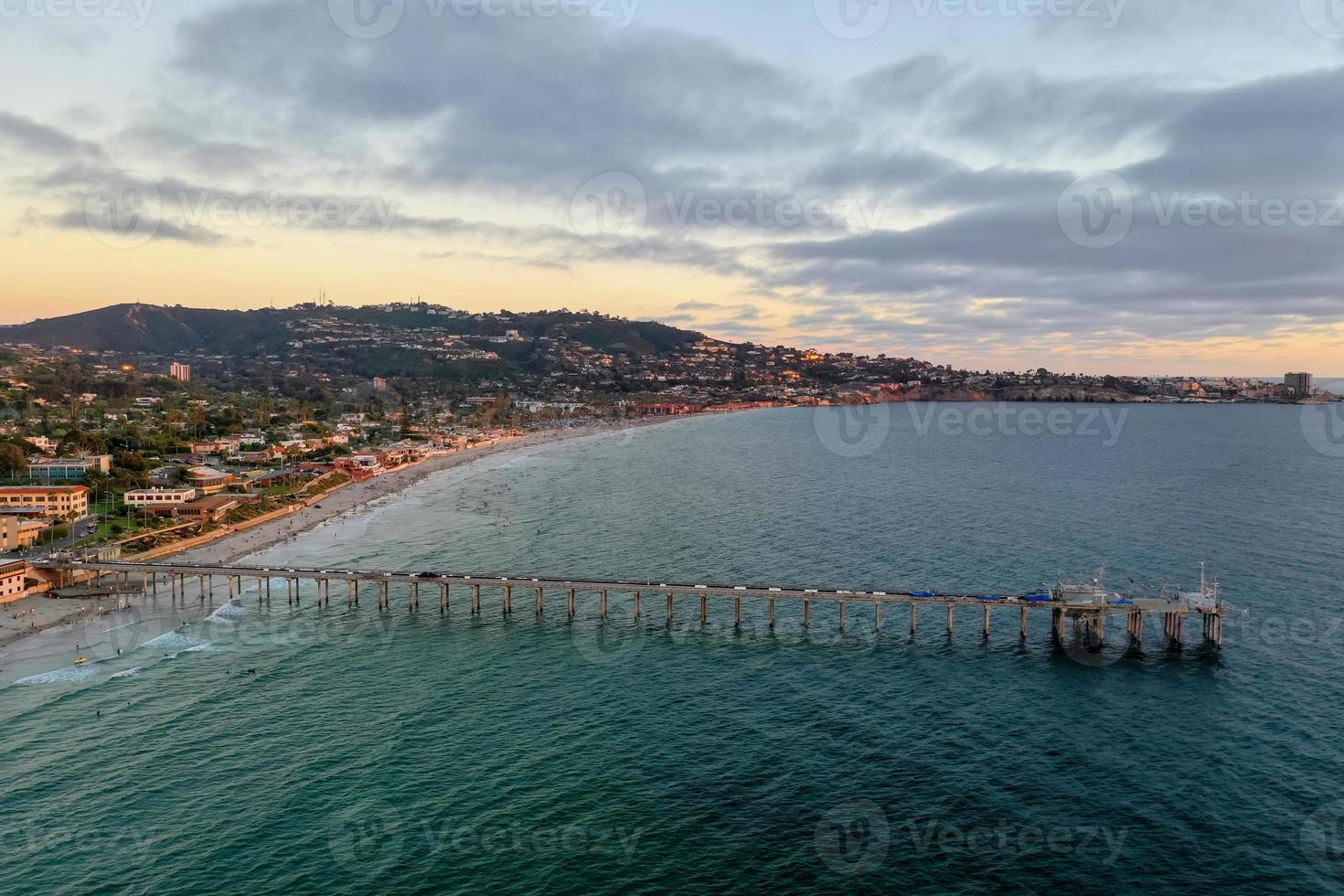 vista aérea de la reserva costera de scripps en la jolla, california al atardecer. foto