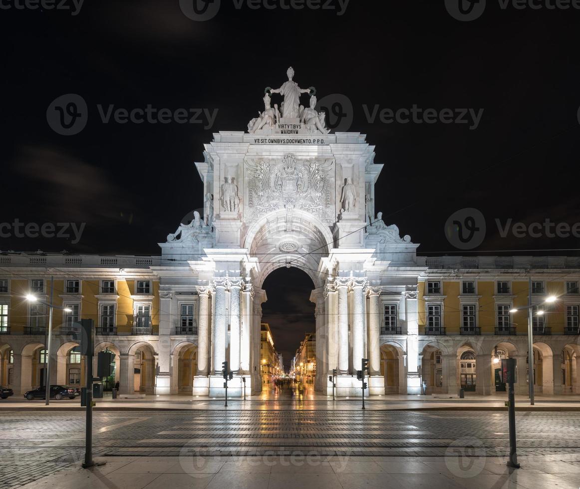 arco triunfal de la calle augusta en la plaza del comercio, praca do comercio o terreiro do paco por la noche en lisboa, portugal. foto