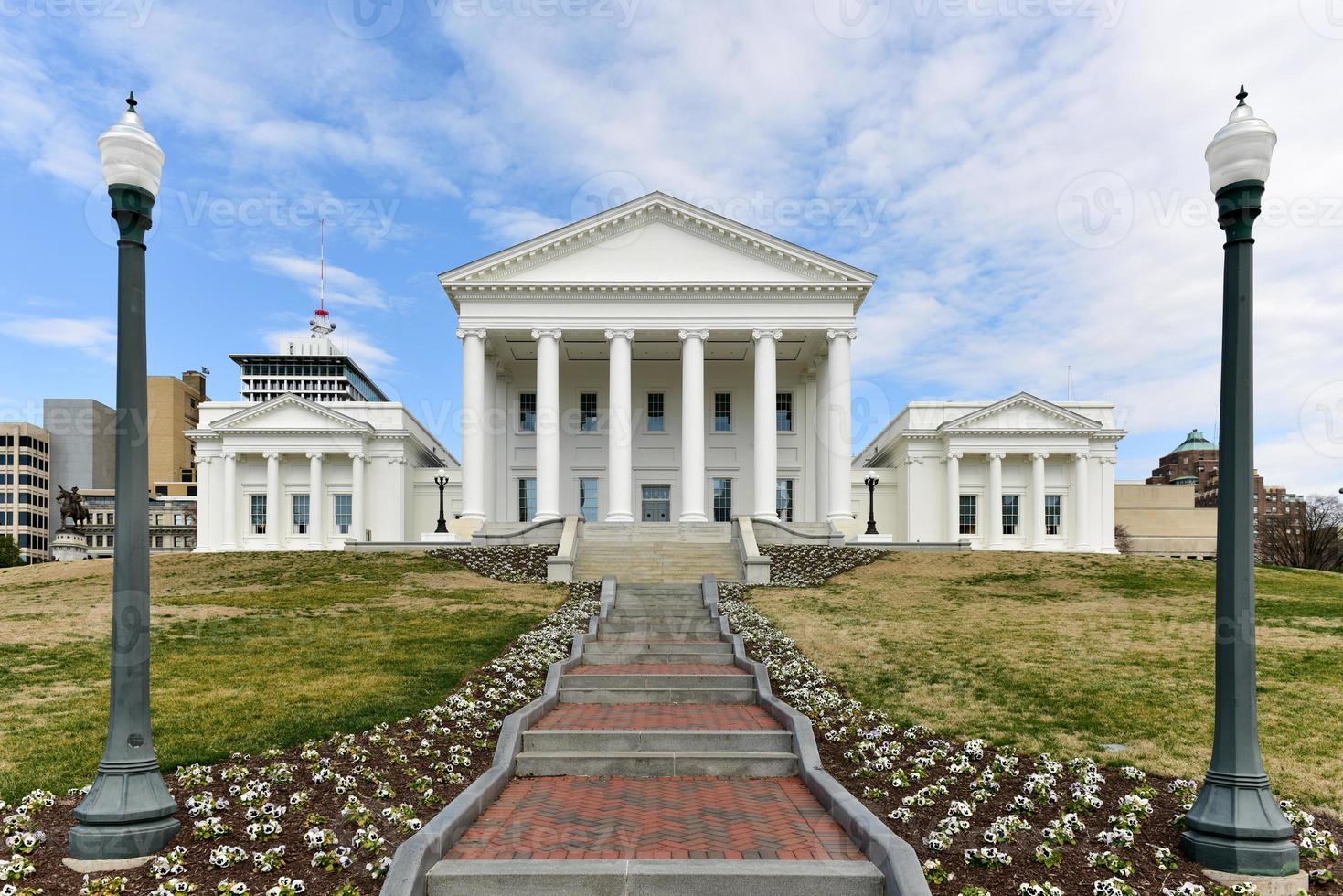 el capitolio del estado de virginia, diseñado por thomas jefferson, quien se inspiró en la arquitectura griega y romana en richmond, virginia. foto