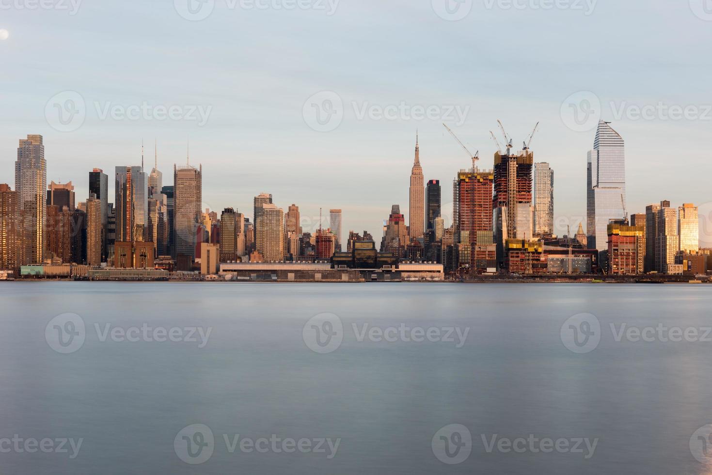 horizonte de la ciudad de nueva york visto desde weehawken, nueva jersey. foto