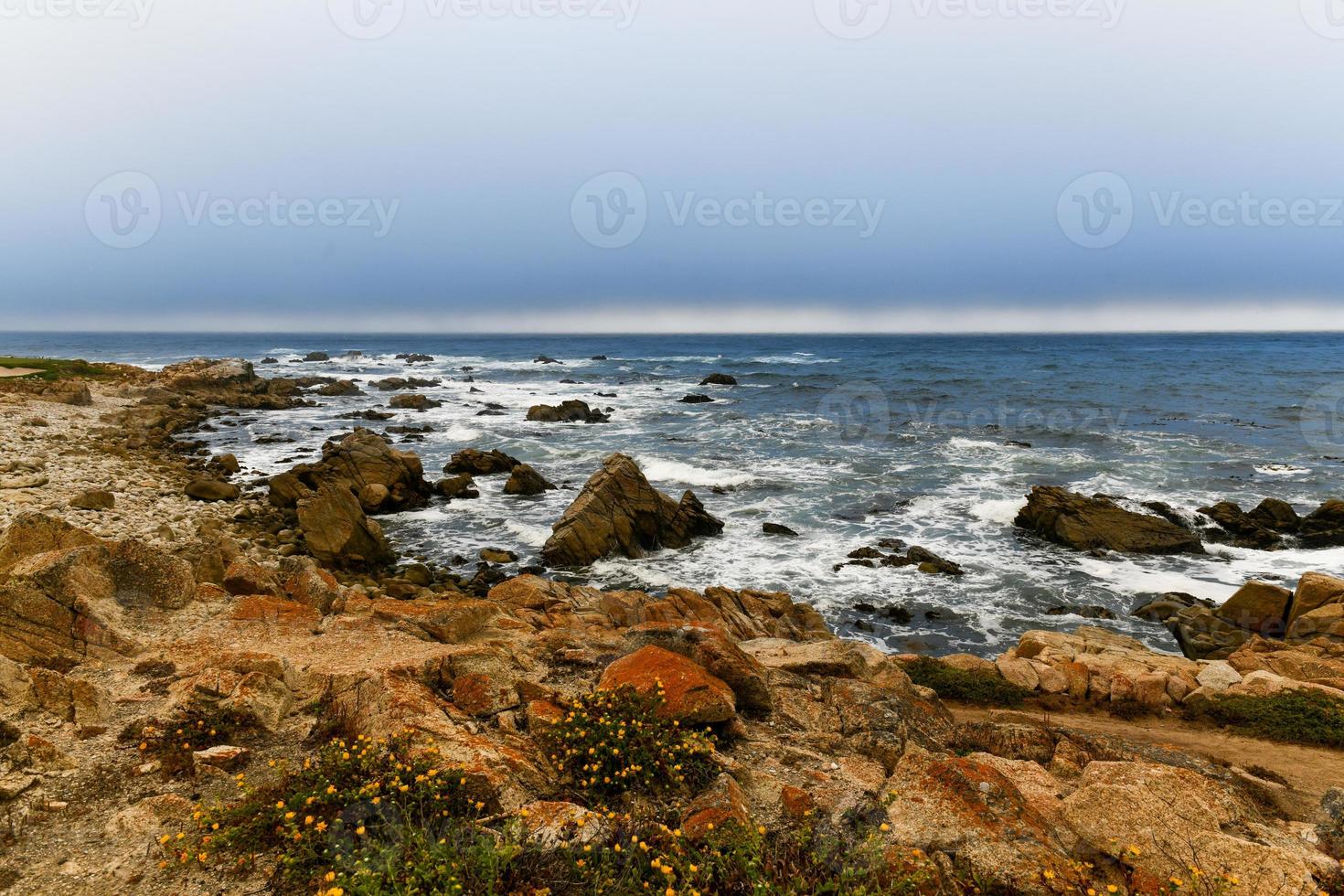 paisaje de la bahía española a lo largo de 17 millas en la costa de Pebble Beach, California foto