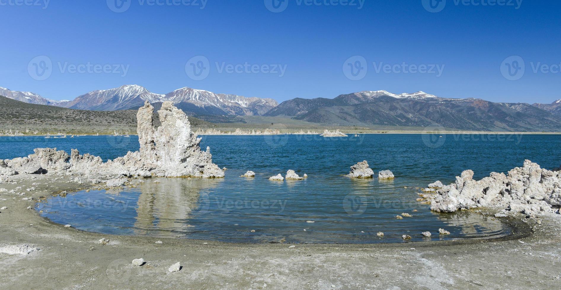 formación de toba en el lago mono, california foto