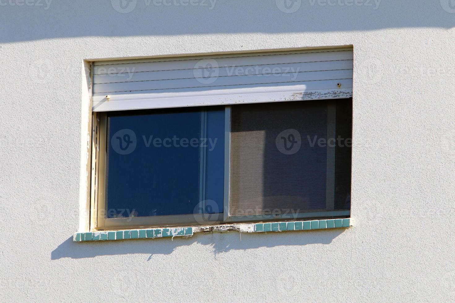 una pequeña ventana en un edificio residencial en una gran ciudad foto