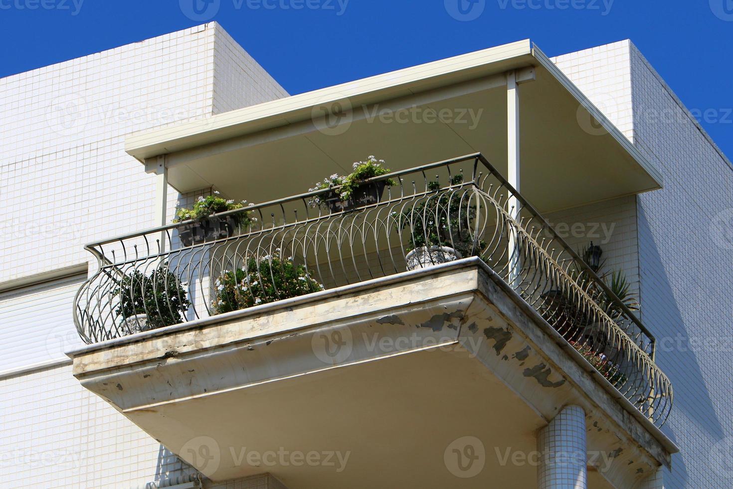 balcón: una plataforma con barandillas que sobresalen en los pisos superiores del edificio. foto