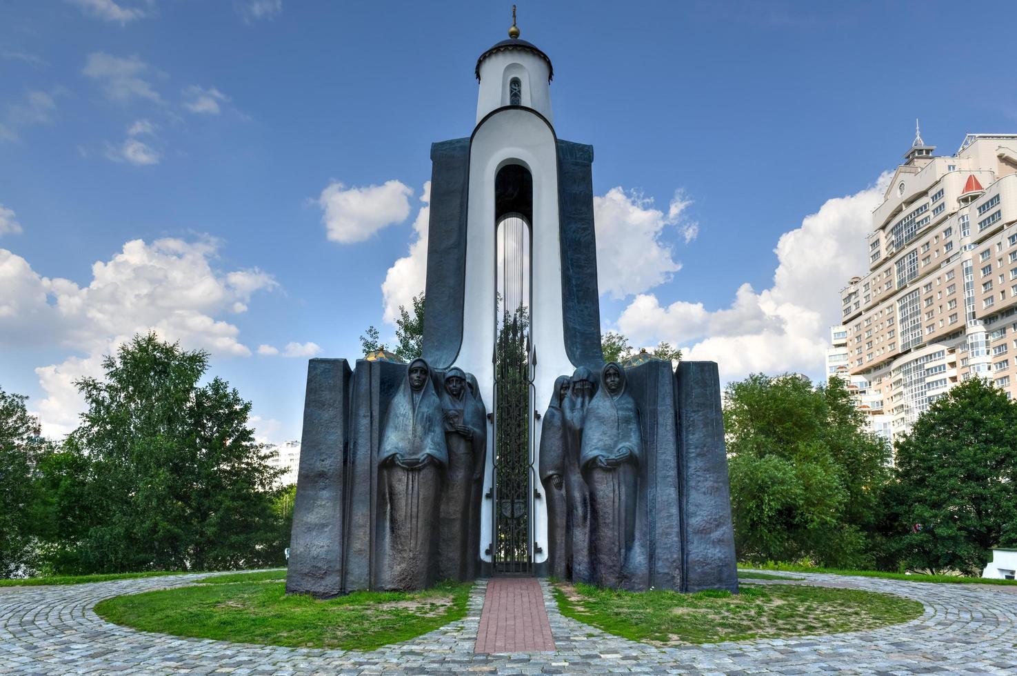 minsk, bielorrusia - 21 de julio de 2019 - monumento a los hijos de la patria, que murieron fuera de ella. monumento a los soldados caídos de la guerra de afganistán el ejército rojo. foto