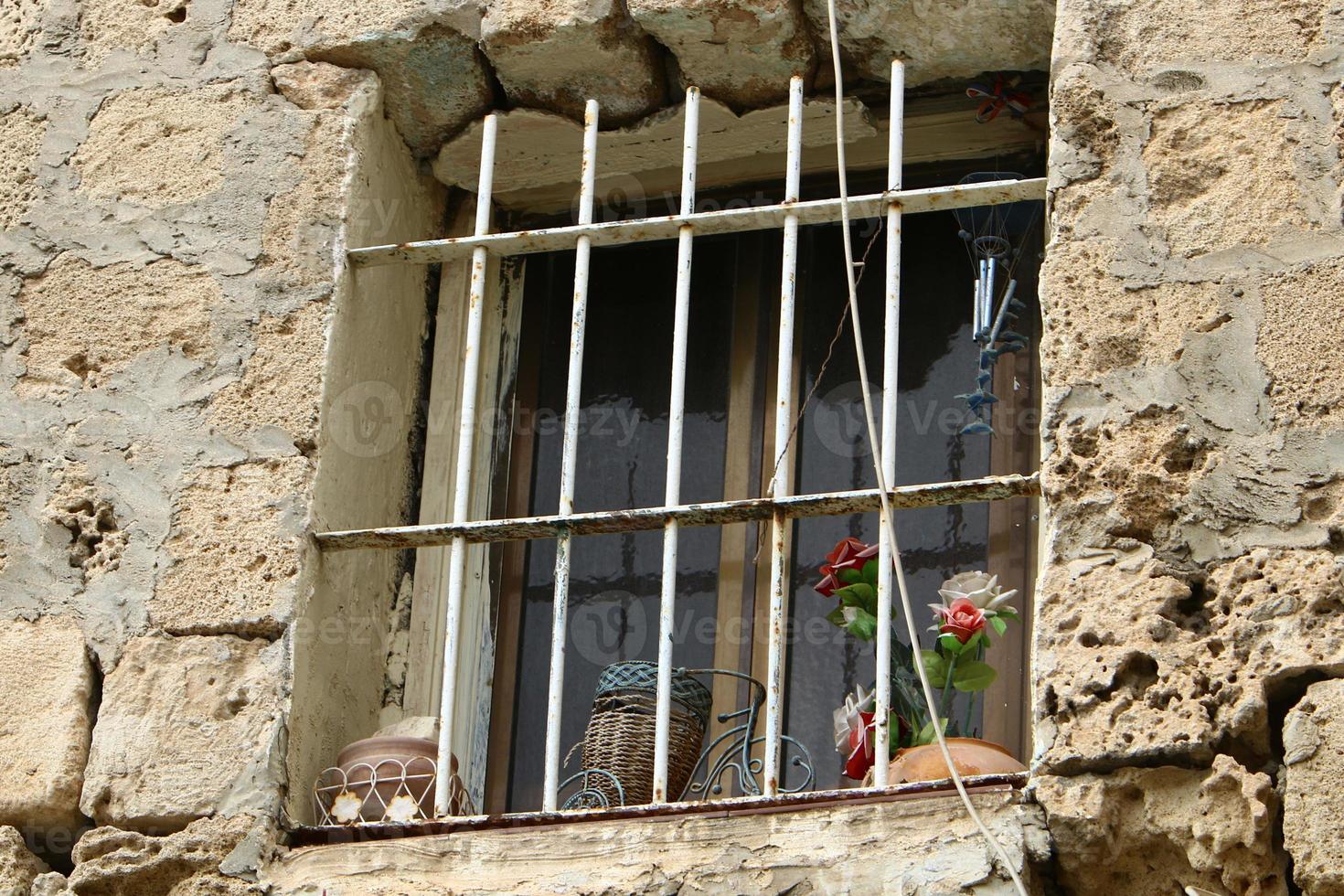 una pequeña ventana en un edificio residencial en una gran ciudad foto