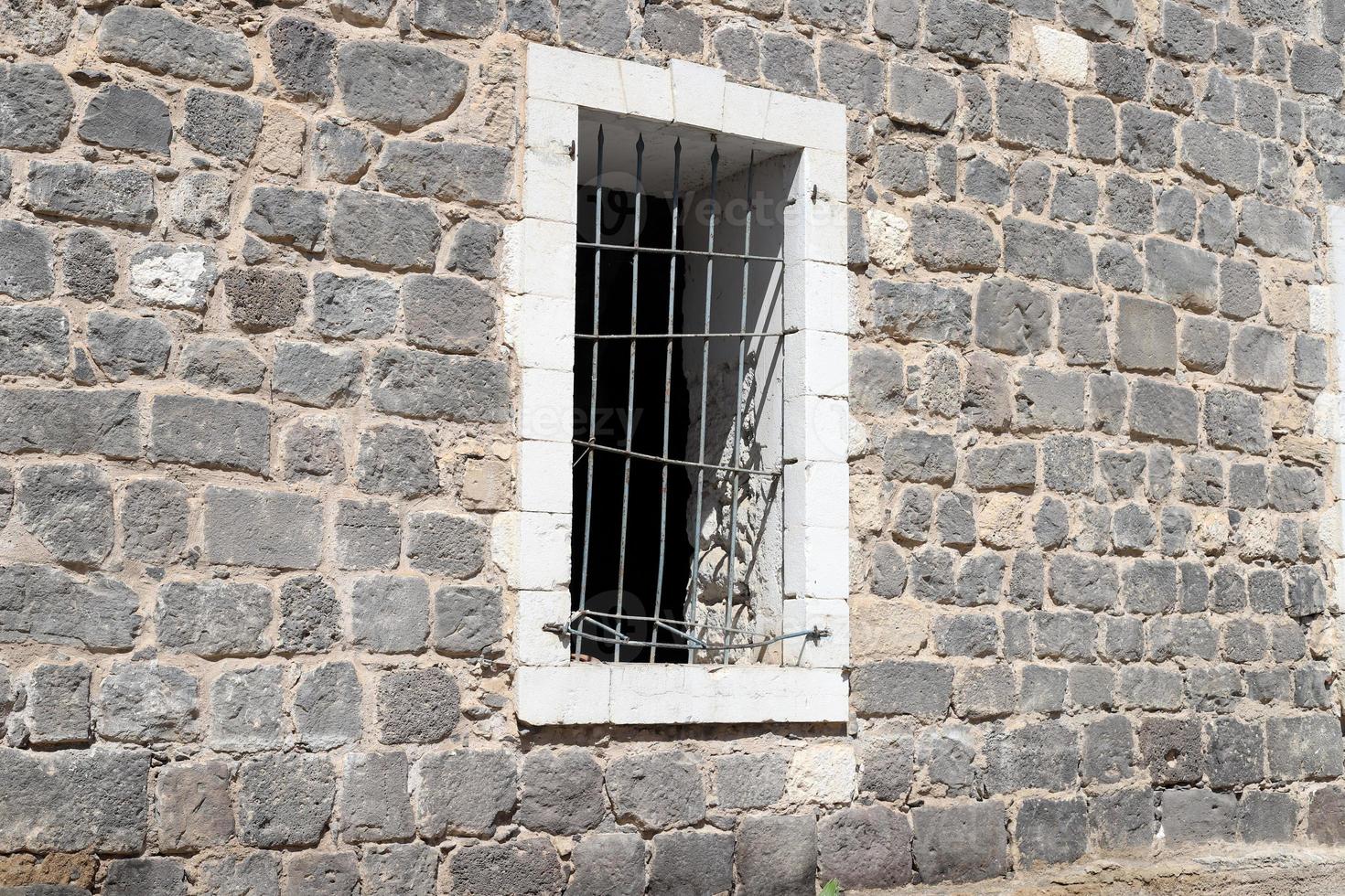 una pequeña ventana en un edificio residencial en una gran ciudad foto