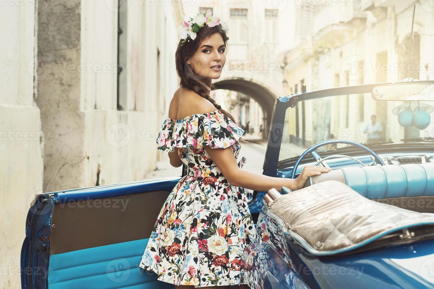 retrato de mujer con hermoso vestido al lado de un camión retro foto