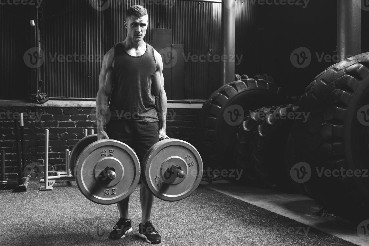 deportista haciendo ejercicio de caminata de granjero durante su entrenamiento de entrenamiento cruzado foto