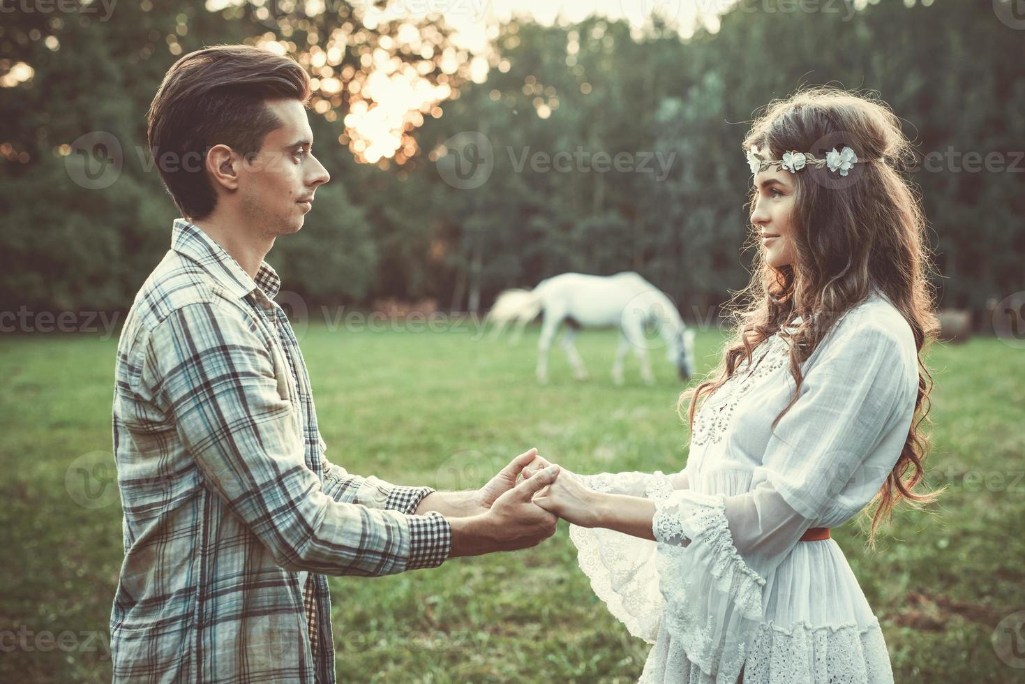 retrato de pareja joven y hermosa al atardecer foto