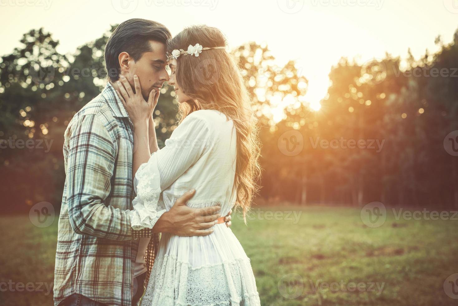 retrato de pareja joven y hermosa al atardecer foto