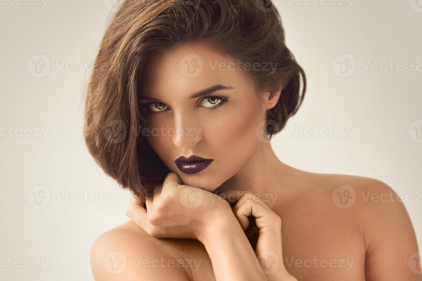 retrato de mujer hermosa con lápiz labial oscuro foto