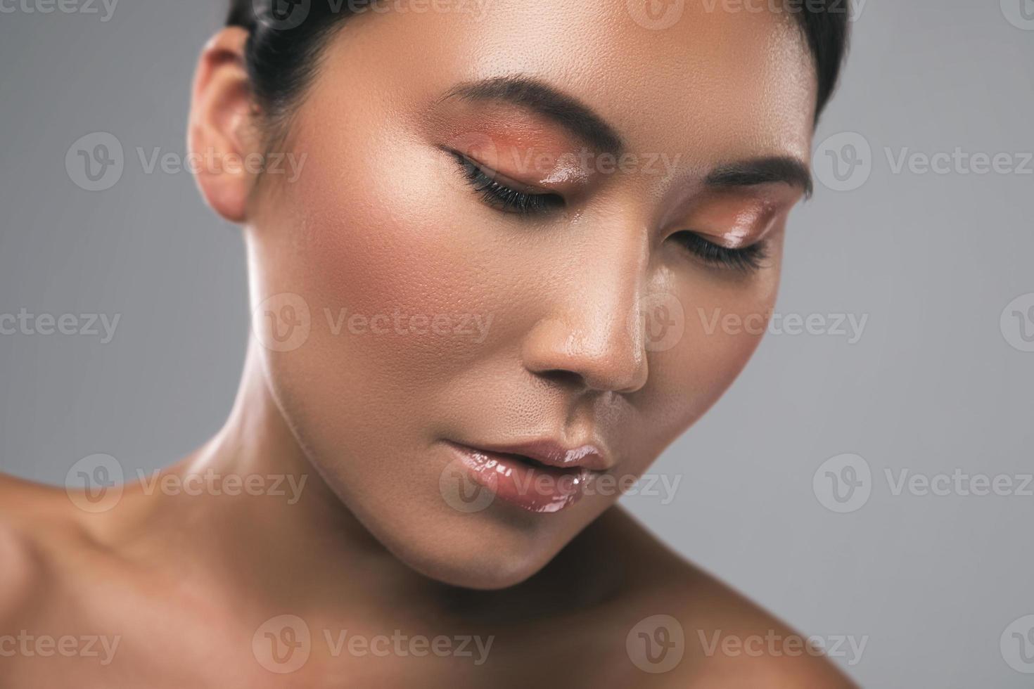 Asian woman with beautiful wet eyeshadows makeup 16200649 Stock Photo