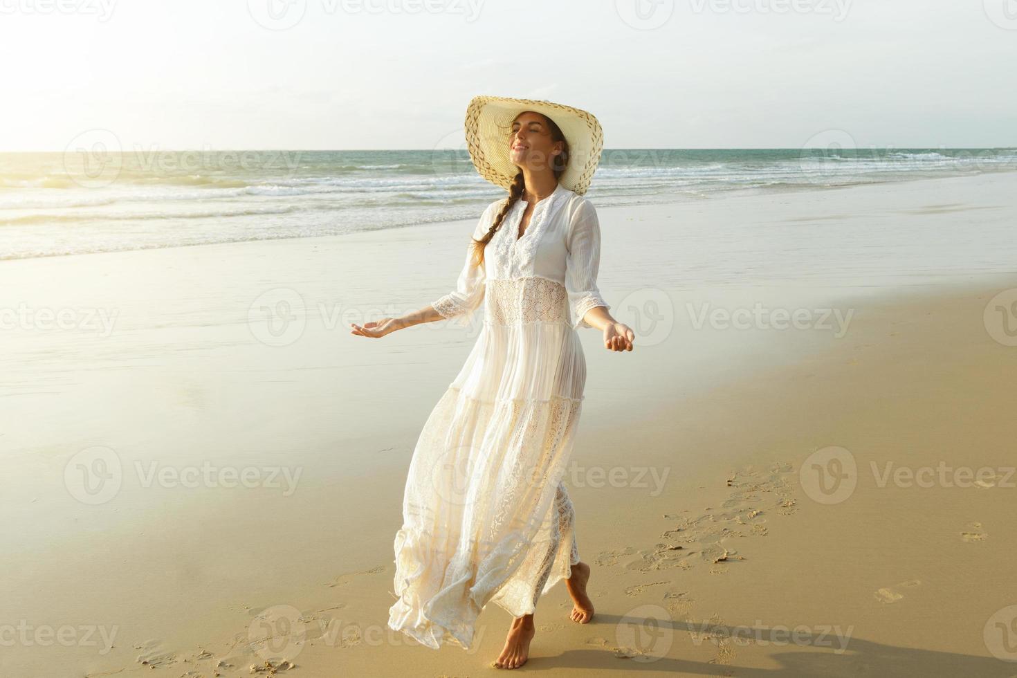 una mujer con un hermoso vestido blanco camina por la playa al atardecer 16200908 Foto de stock en Vecteezy una mujer con un hermoso vestido blanco camina por la playa al atardecer 16200908 Foto de stock en Vecteezy