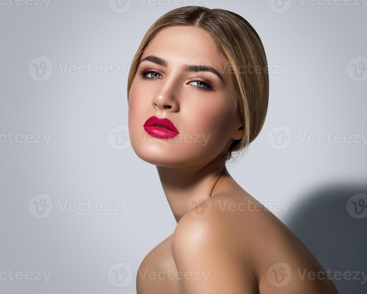 retrato de una hermosa chica rubia con labios rojos foto