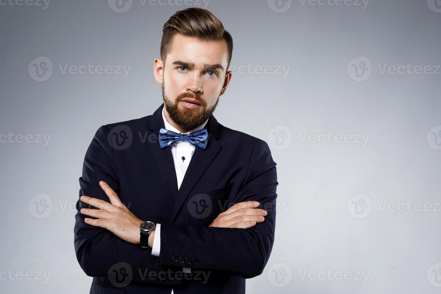 hombre guapo con estilo que lleva un traje clásico con pajarita foto