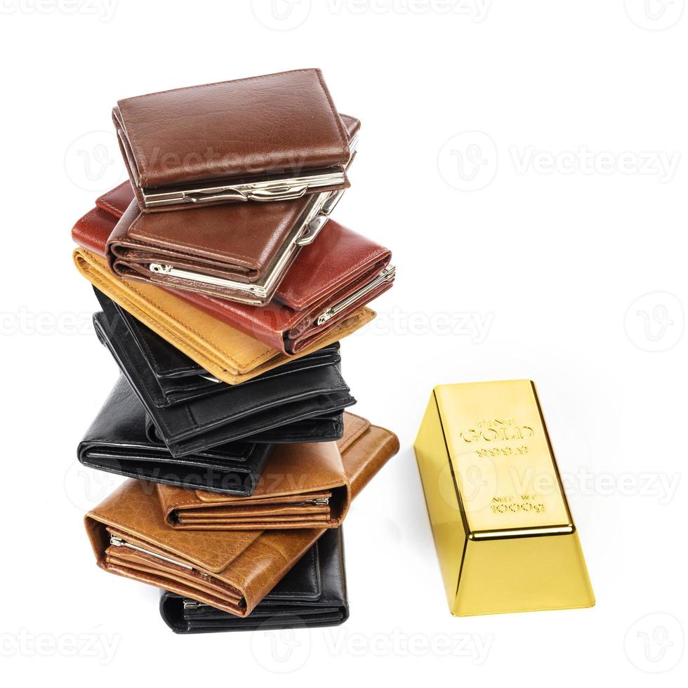 muchas carteras de cuero y lingotes de oro foto
