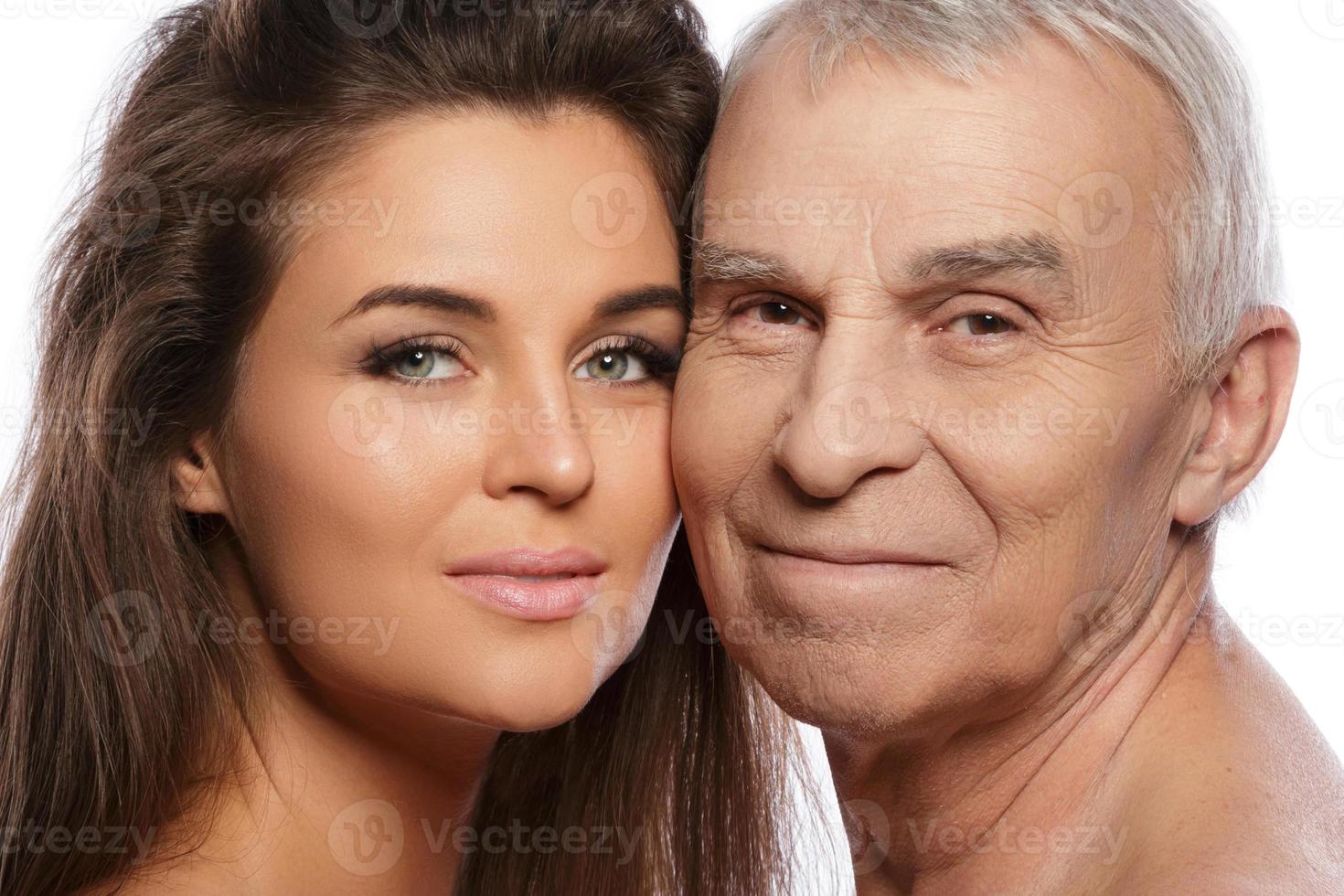 padre anciano feliz y su hermosa hija foto