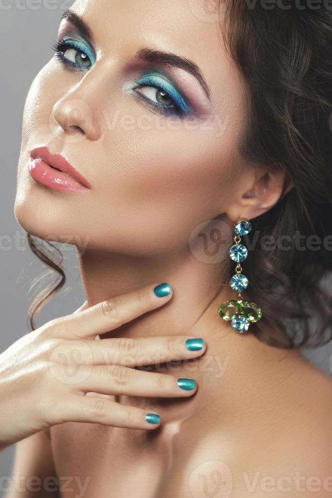 hermosa mujer con hermosos aretes caros con joyas foto