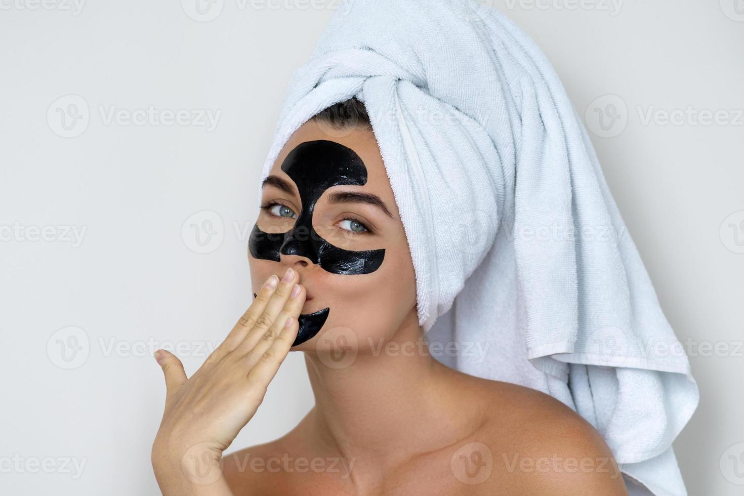 mujer joven y hermosa con máscara negra en la cara foto
