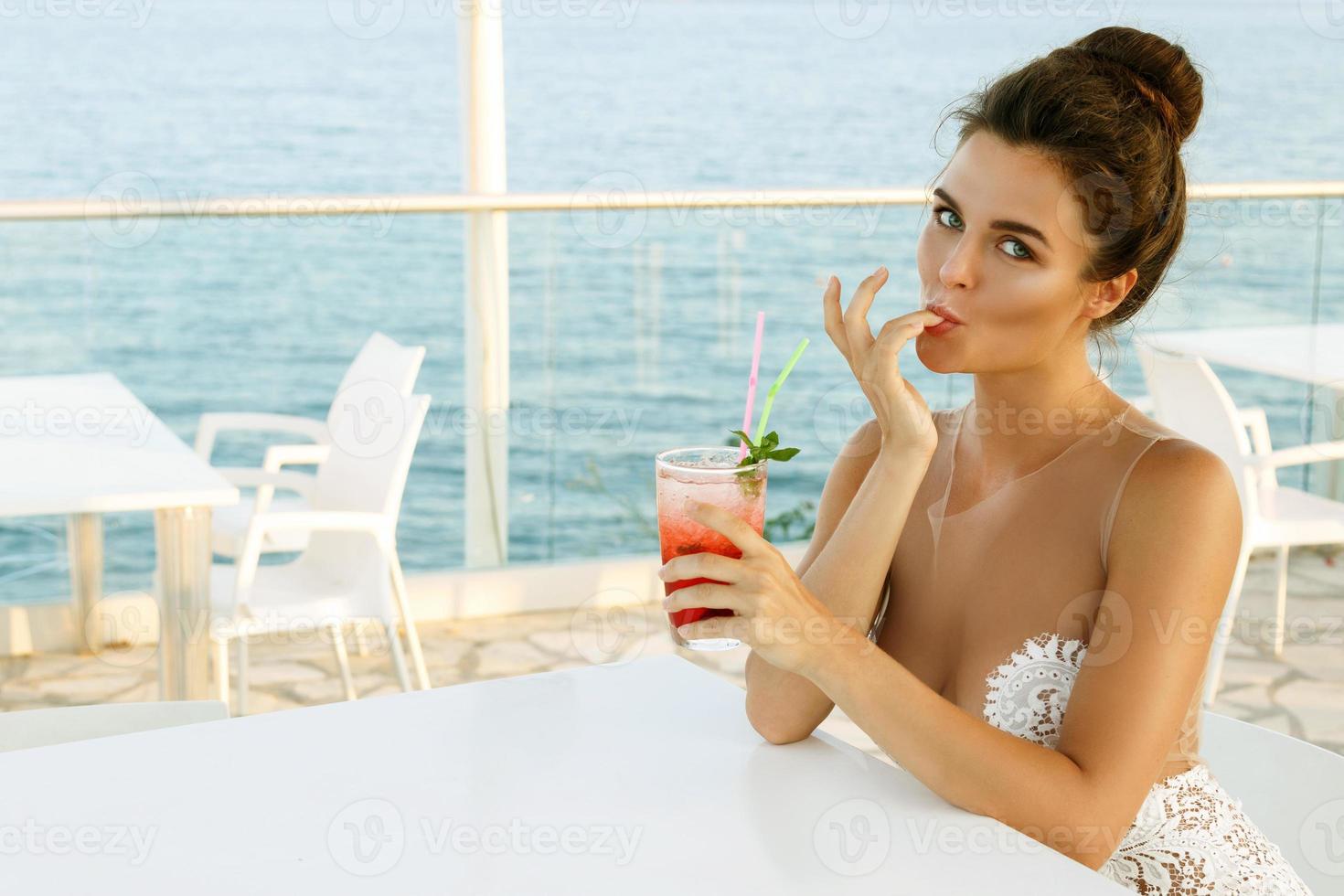 mujer en hermoso vestido con copa de cóctel foto