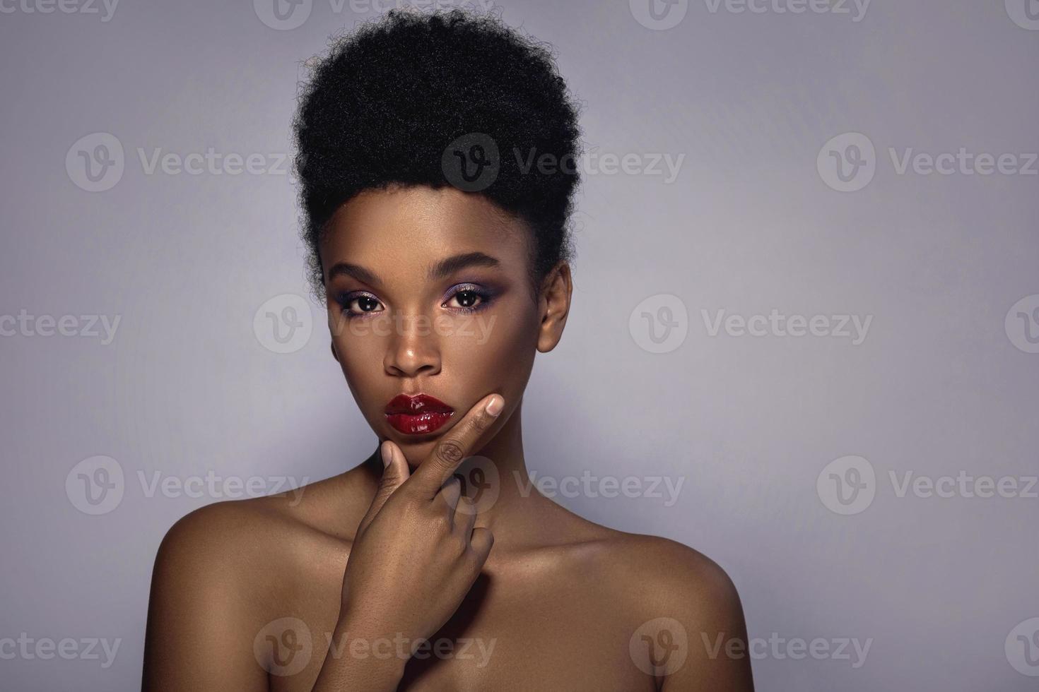 joven modelo africano con un hermoso maquillaje 16204053 Foto de stock en  Vecteezy