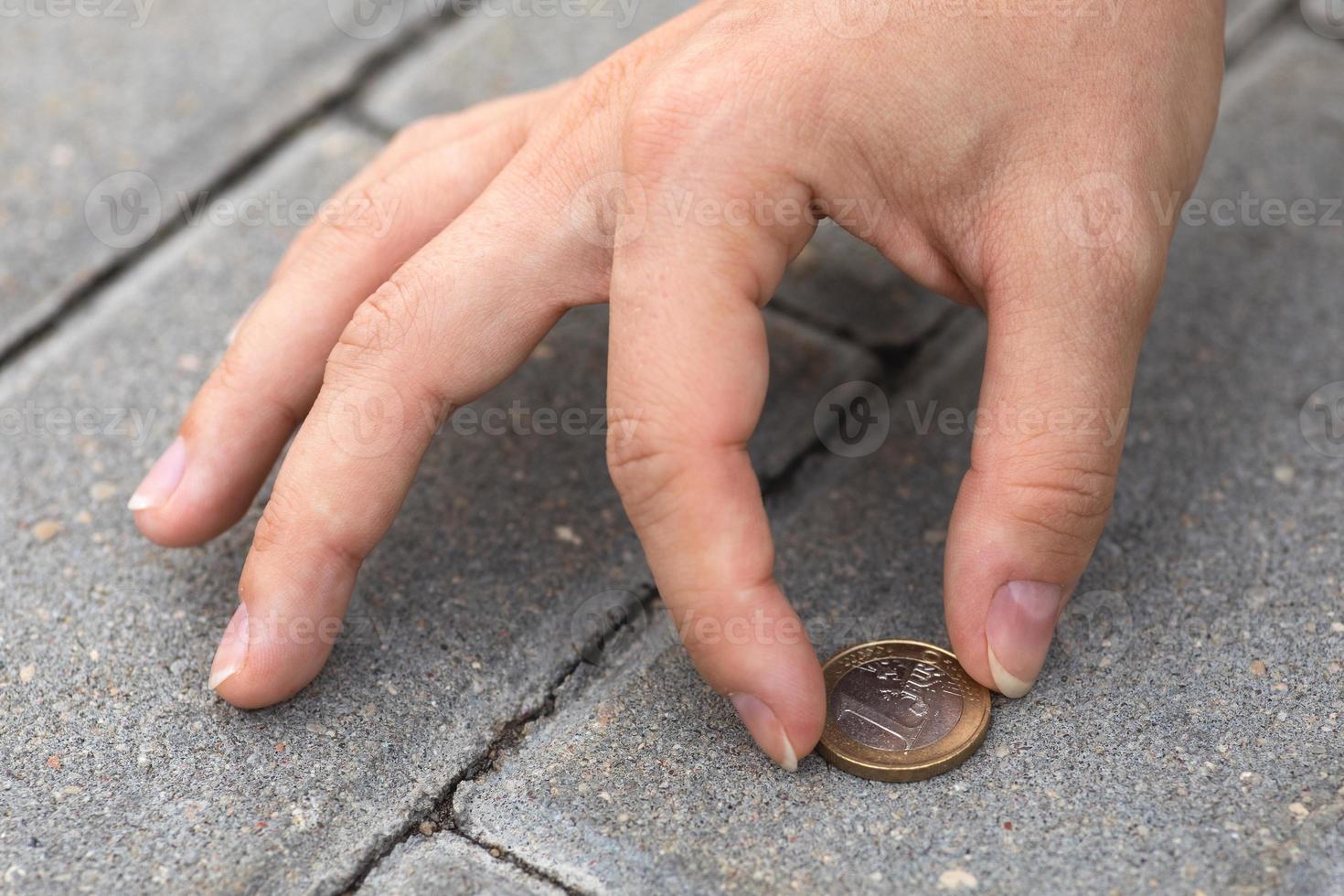 Female hand picking one euro coin from the ground 16204268 Stock Photo at  Vecteezy