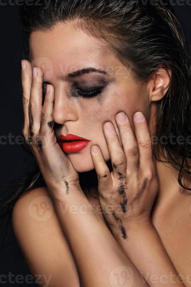 bella mujer con maquillaje manchado en la cara foto