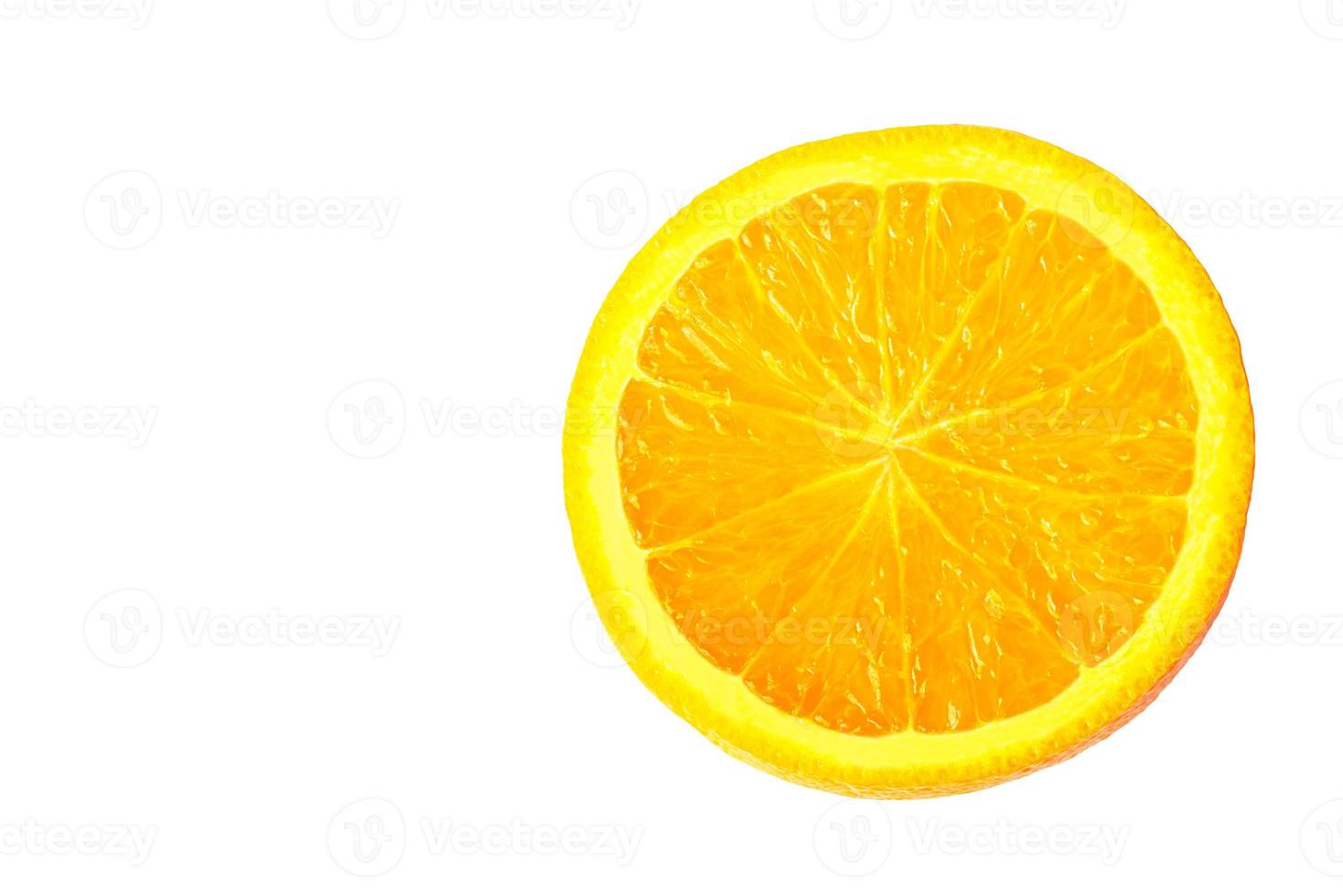 naranja. rodaja de jugosa naranja madura. fondo blanco aislado. foto