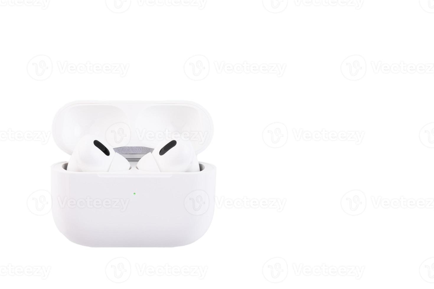 auriculares inalámbricos blancos en una caja de almacenamiento y carga. blanco, aislado, fondo foto