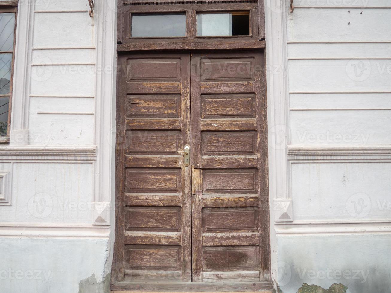 vieja puerta marrón. puerta antigua. arquitectura en mal estado. foto