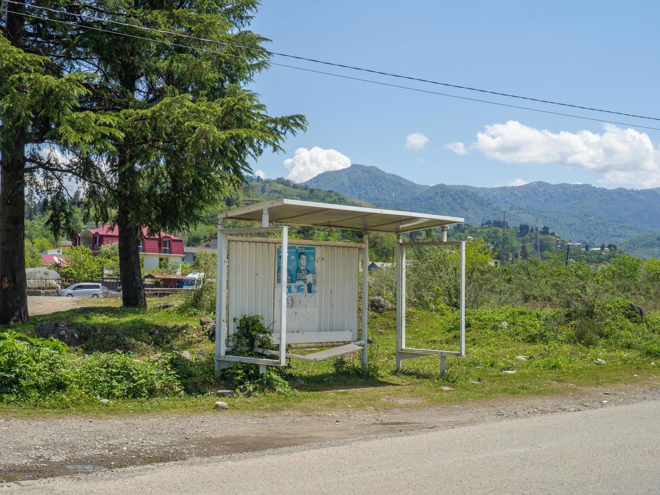 parada de autobús en un lugar pintoresco. vista desde la montaña. antigua parada de autobús. foto