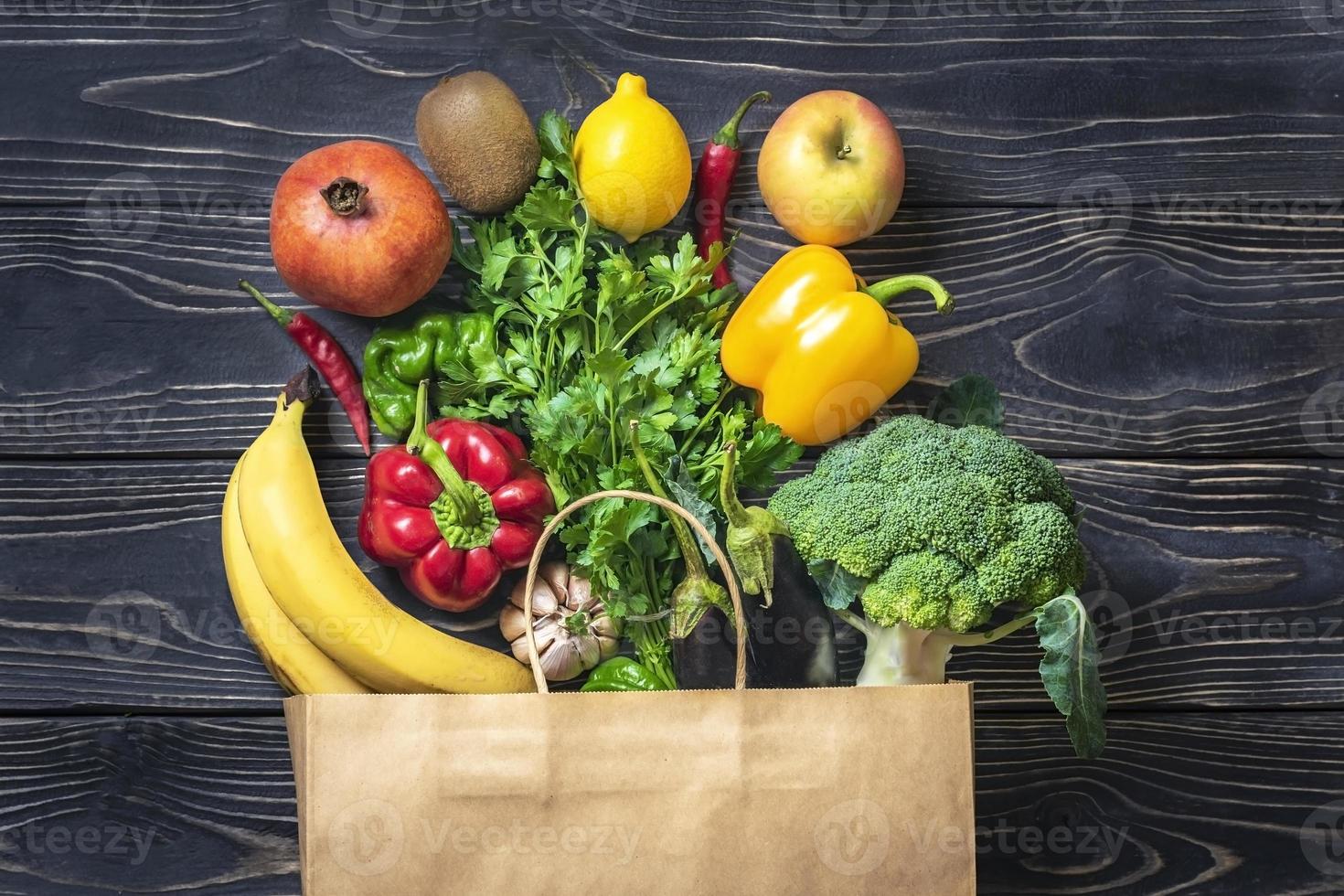 bolsa de papel ecológica con vegetales verdes orgánicos crudos aislados sobre fondo de madera plano, vista superior cero desperdicio, concepto libre de plástico dieta saludable y desintoxicación, concepto de agricultura foto