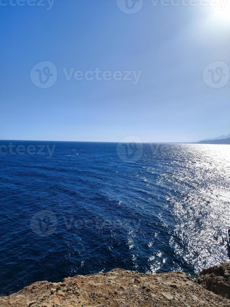 hermosa vista al mar del mar rojo desde las montañas del sinaí foto