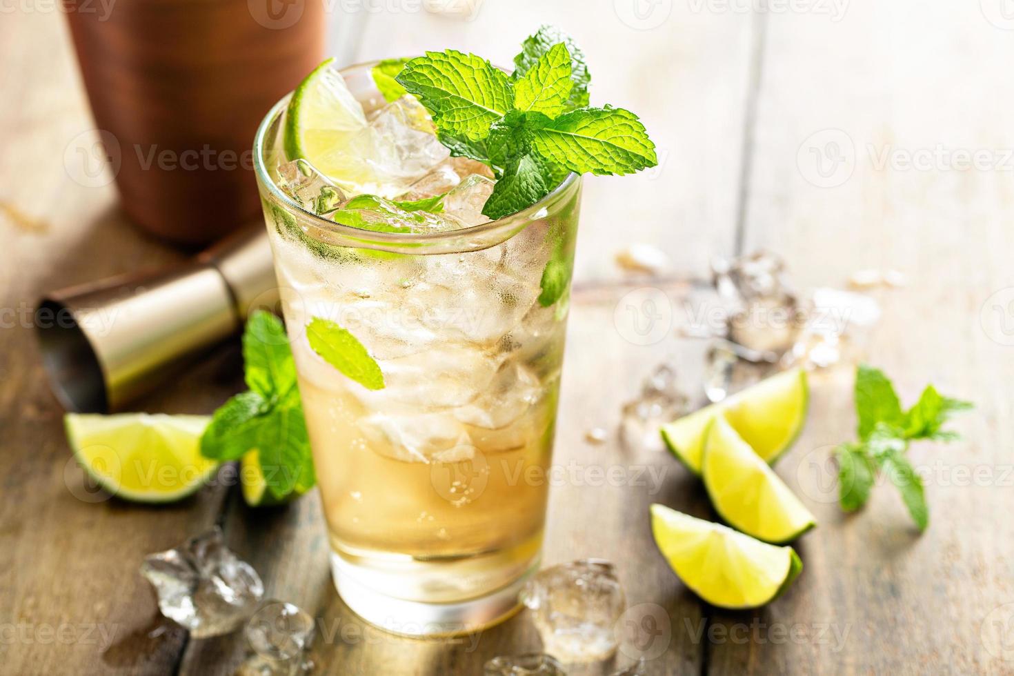 refrescante cóctel de verano con cerveza de jengibre y lima foto