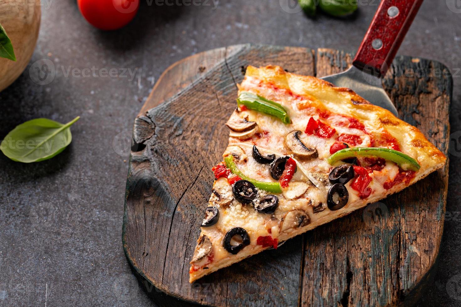 pizza vegetariana con pimientos, champiñones y aceitunas foto