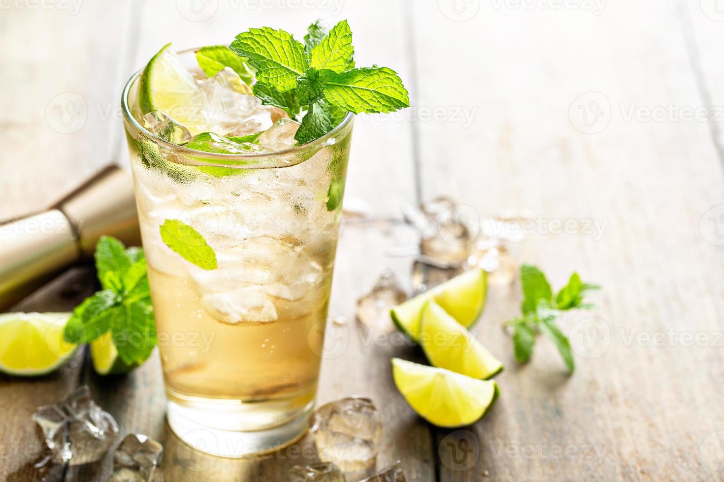 refrescante cóctel de verano con cerveza de jengibre y lima foto